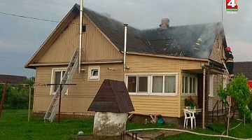 <b>Новости Гродно. 29.05.2019</b>. От молнии загорелась крыша дома в Мостовском районе