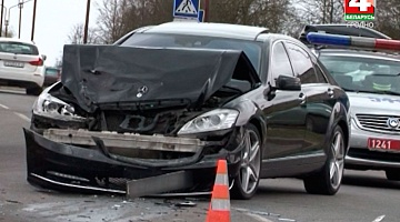 <b>19.04.2017</b>. Mercedes опрокинул маршрутку