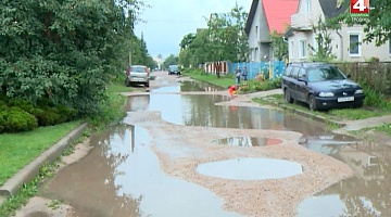 <b>Новости Гродно. 16.08.2018</b>. Отсутствие тротуара и лужи на одной из улиц Южного