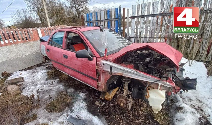 В Дятлово отец дал несовершеннолетнему сыну прокатиться на чужой машине, а тот ее разбил